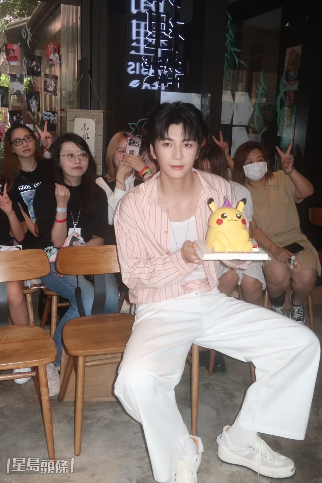 他表示是第一次在工作中過生日，但很開心能與粉絲慶祝。