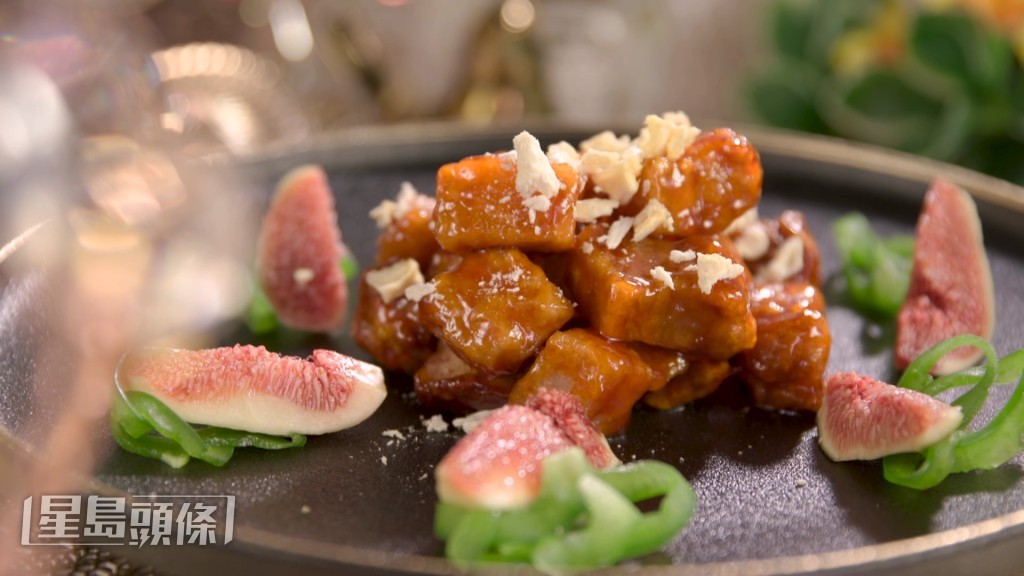 邵德龍公開「炸煮三重奏」大法，提升咕嚕肉香脆度。