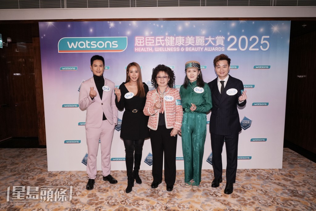  （左起）鄭嘉穎、曹敏莉、雪肌蘭國際集團主席劉陳小寶、副主席陳細潔、譚輝智一同拍照。 