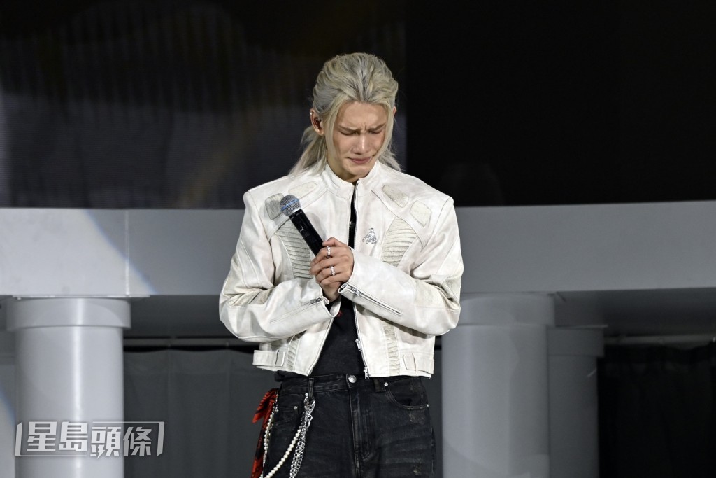 Jeremy看到MIRROR成員跟家人好感觸。 Jeremy看到MIRROR成員跟家人好感觸。