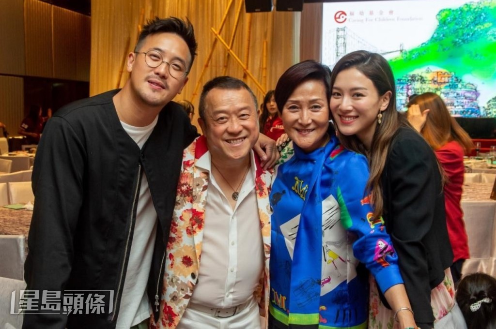 王敏奕認為完美情人是可以互相成就大家,現實中她無疑已經找到。圖為她與老公曾國祥、老爺曾志偉及奶奶朱錫珍合照。 王敏奕認為完美情人是可以互相成就大家,現實中她無疑已經找到。圖為她與老公曾國祥、老爺曾志偉及奶奶朱錫珍合照。
