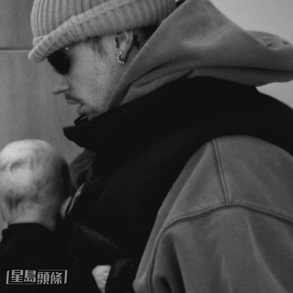 Justin亦有貼出手抱BB的溫馨合照。