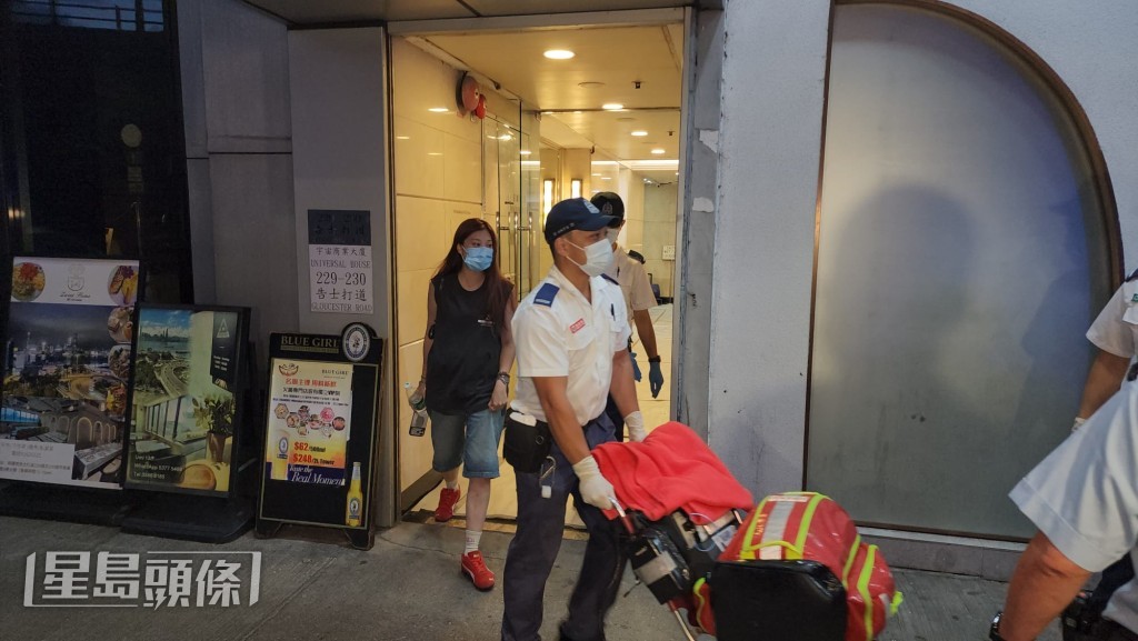 一名女子面部受傷,由救護車送院治理。黎志偉攝 一名女子面部受傷,由救護車送院治理。黎志偉攝