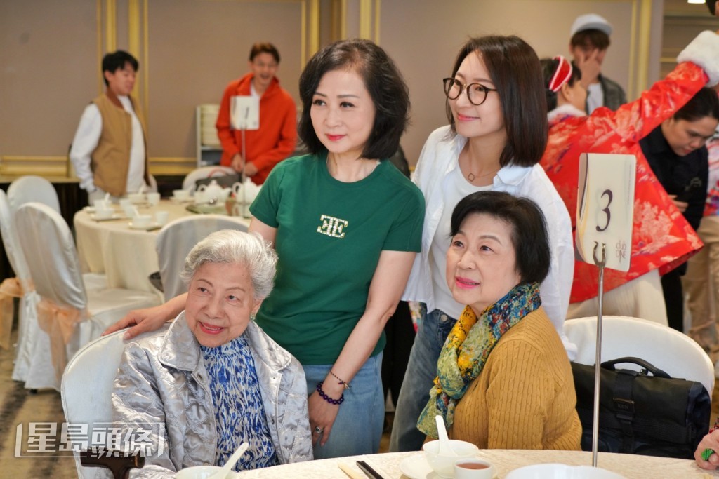 羅蘭姐精神飽滿，不少藝人上前跟她合照及拜年。