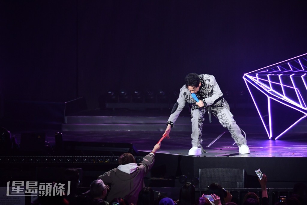 有歌迷送上利是。