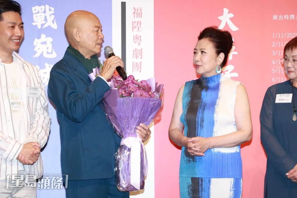 明天是阿姐78歲生日，家英哥在台上送花預祝。