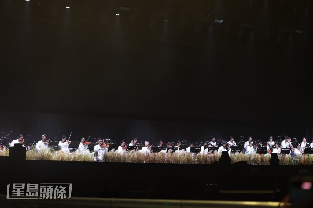 音樂人徐浩與一眾樂手及管弦樂團樂手齊齊穿著白色服裝進場就坐。 音樂人徐浩與一眾樂手及管弦樂團樂手齊齊穿著白色服裝進場就坐。
