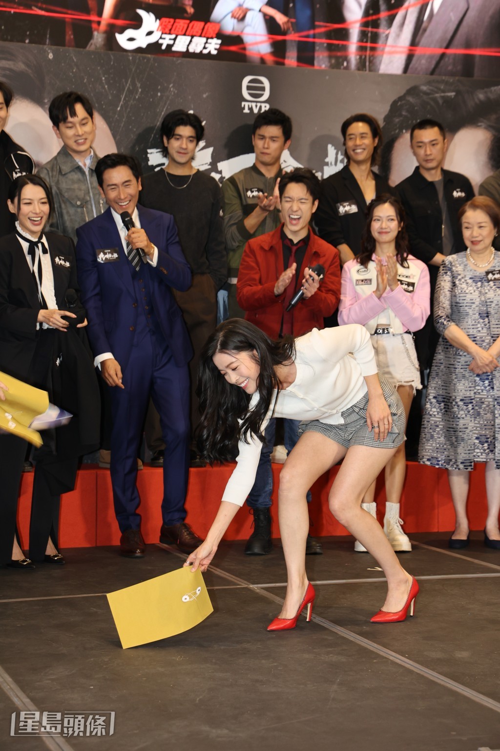 賴慰玲在台上重現執文件騷長腿一幕。