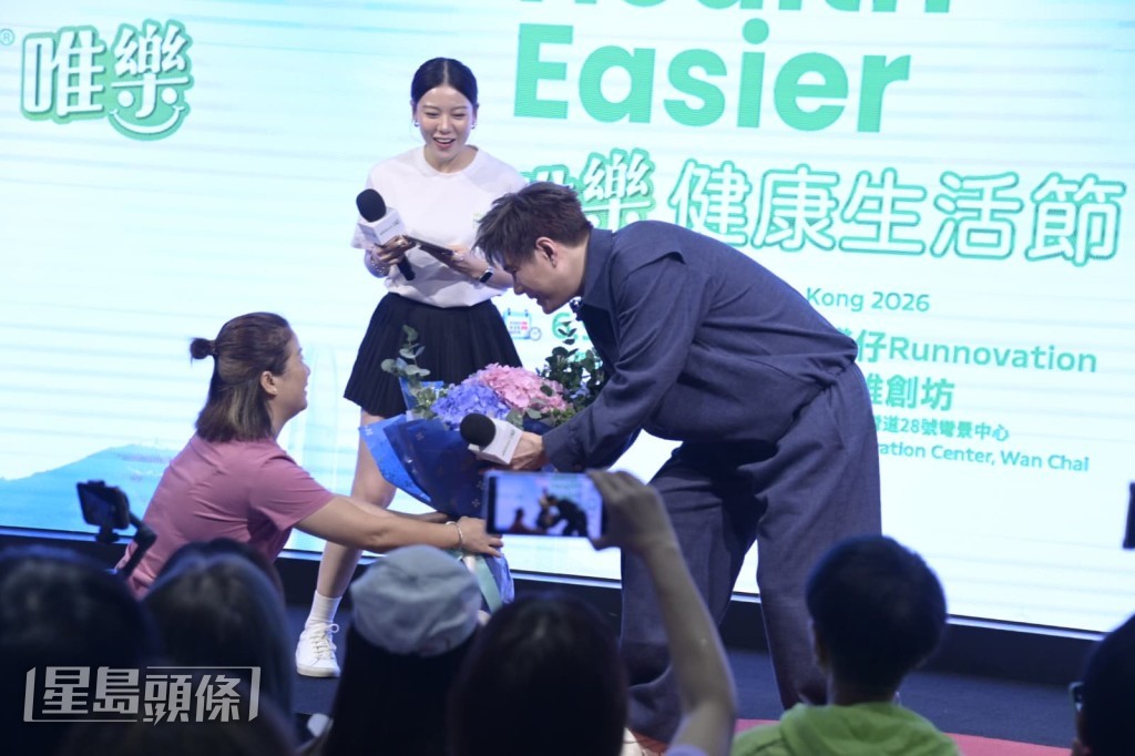 張與辰獲歌迷獻花。