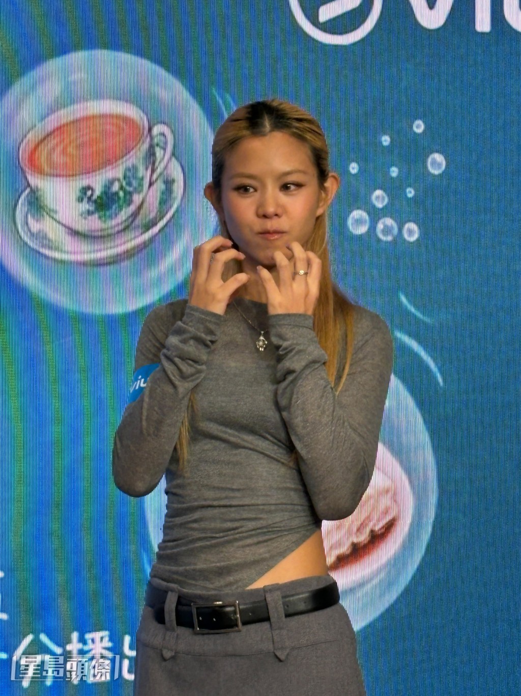 問到拍拖多年的沈貞巧可想結婚？她笑說：「我仲有很多嘢未做，我大把世界，唔講呢啲先，我是一個獨立成熟的女人。」