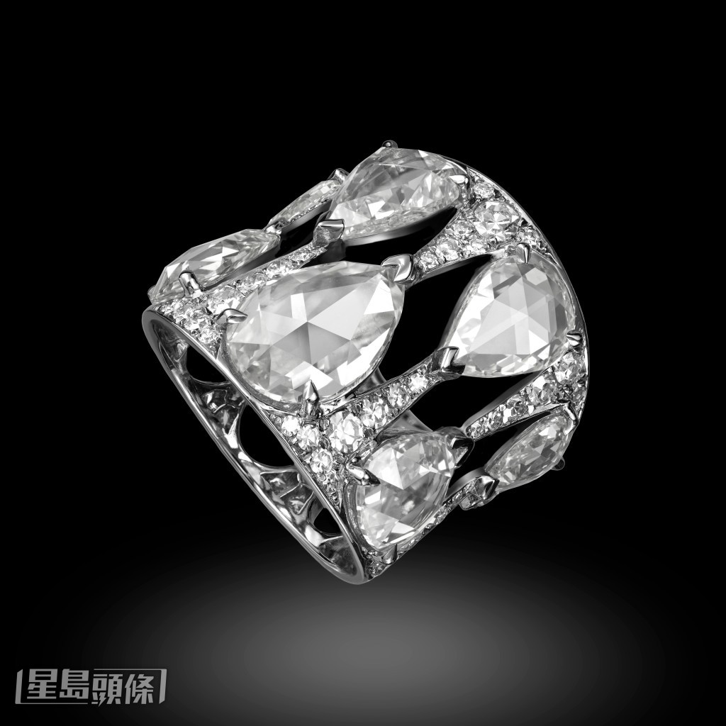 以鐘乳石為創作靈感的Stalactite戒指,以不同形狀的鑽石製造出水滴和岩溶的效果。 以鐘乳石為創作靈感的Stalactite戒指,以不同形狀的鑽石製造出水滴和岩溶的效果。