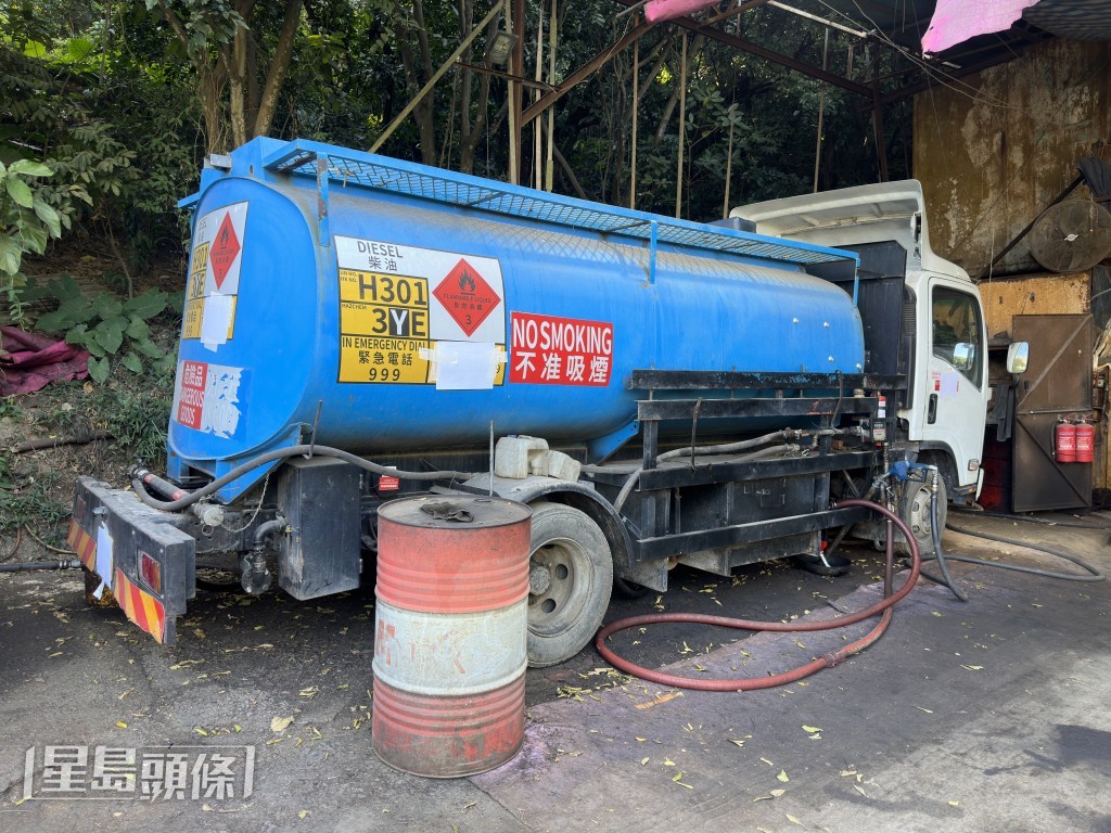 行动中检获油缸车。梁国峰摄