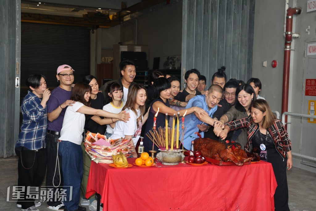 拜神儀式，一眾演員齊齊切燒豬。