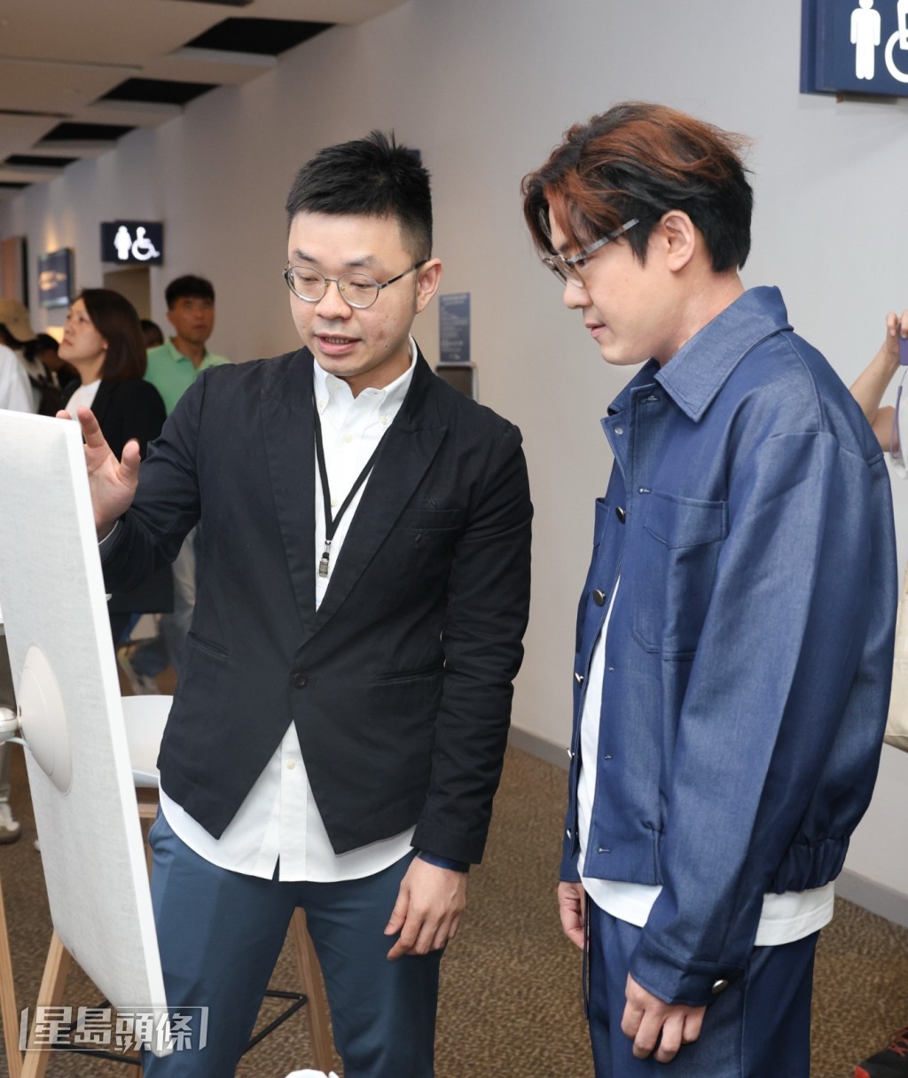啟豪認真了解全新AI智能歌迷會系統。 啟豪認真了解全新AI智能歌迷會系統。