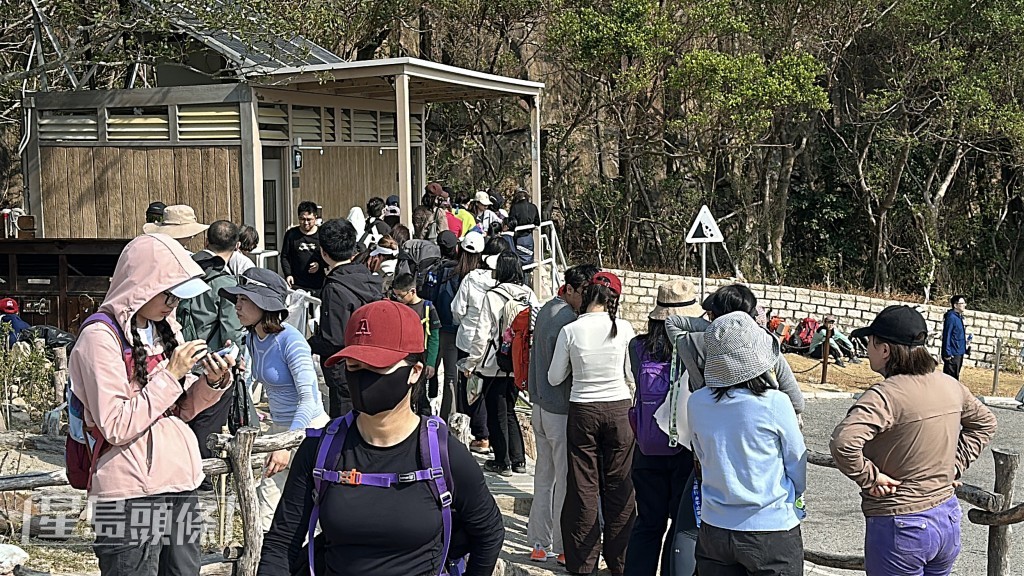 東壩公廁大排長龍。劉漢權攝 東壩公廁大排長龍。劉漢權攝