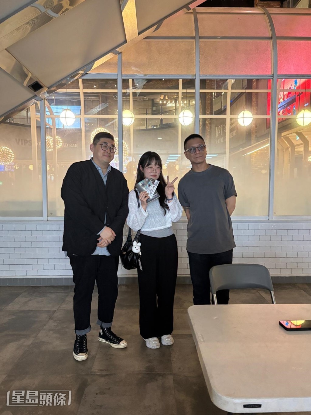 有Fans搵導演同朱康合照。 有Fans搵導演同朱康合照。