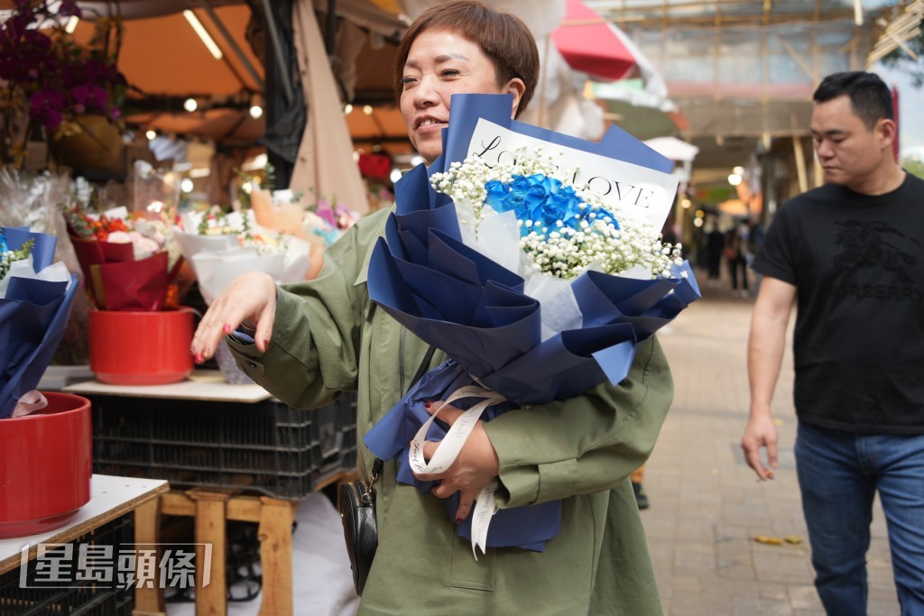 有男士到即場買花送給另一半。吳艷玲攝