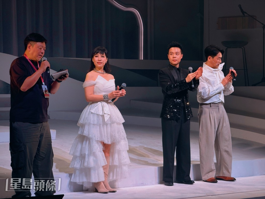 楊詩敏(蝦頭)與譚偉權(Gary哥哥)共同創作的全新舞台劇音樂騷《唔妥你還是愛你》,昨晚在香港藝術中心壽臣劇院揭幕,由盧俊豪執導、Chris Mak擔任音樂總監。 楊詩敏(蝦頭)與譚偉權(Gary哥哥)共同創作的全新舞台劇音樂騷《唔妥你還是愛你》,昨晚在香港藝術中心壽臣劇院揭幕,由盧俊豪執導、Chris Mak擔任音樂總監。
