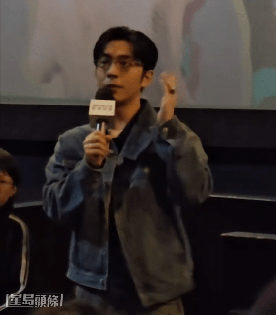 他現身每場謝票都有大班「爵屎」撐場。 他現身每場謝票都有大班「爵屎」撐場。