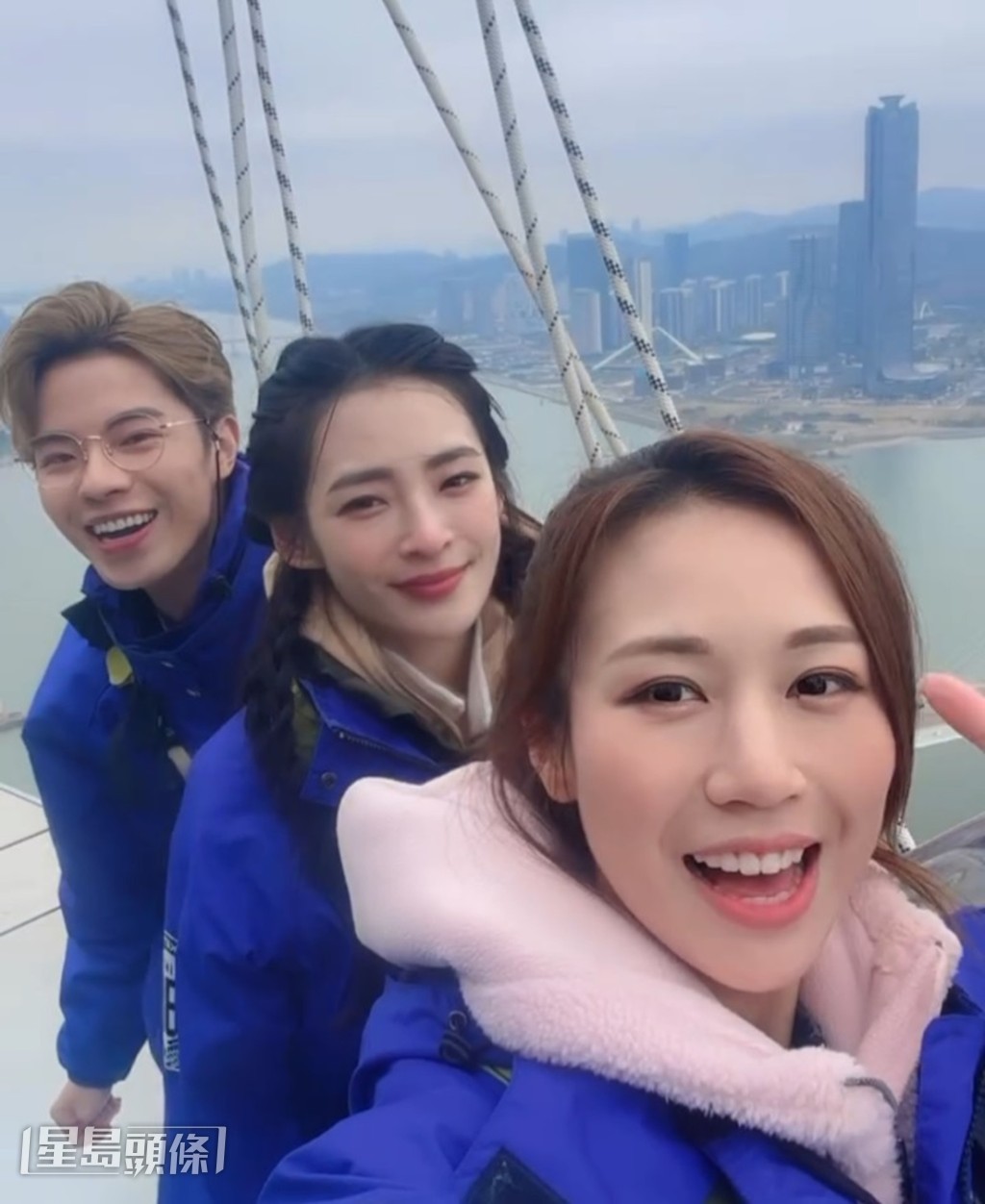 為了拍節目,Roxanne甚至勇敢地在澳門觀光塔大玩空中漫步。 為了拍節目,Roxanne甚至勇敢地在澳門觀光塔大玩空中漫步。