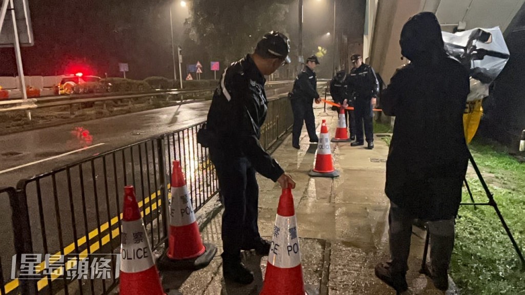 现场有军装警员协助维持秩序。