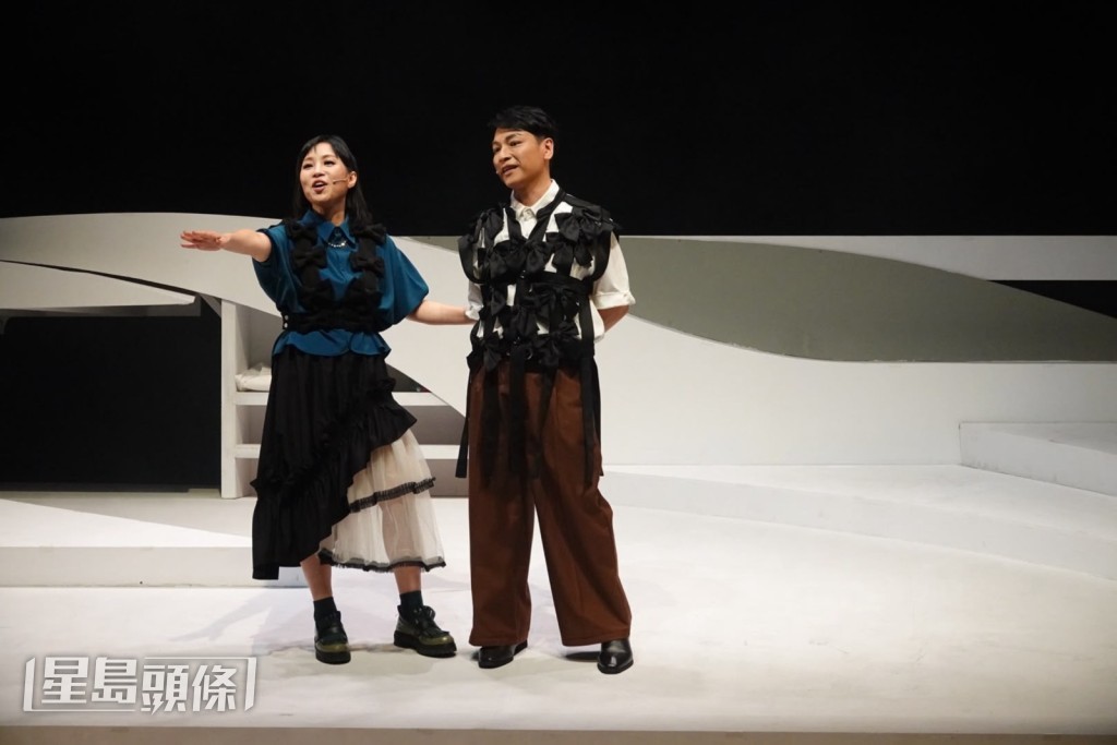 二人亦以傾談方式,分享自蝦頭17歲相識至今的奇妙緣份,真摯對話配合動人歌聲,每個環節均贏得全場熱烈掌聲。 二人亦以傾談方式,分享自蝦頭17歲相識至今的奇妙緣份,真摯對話配合動人歌聲,每個環節均贏得全場熱烈掌聲。