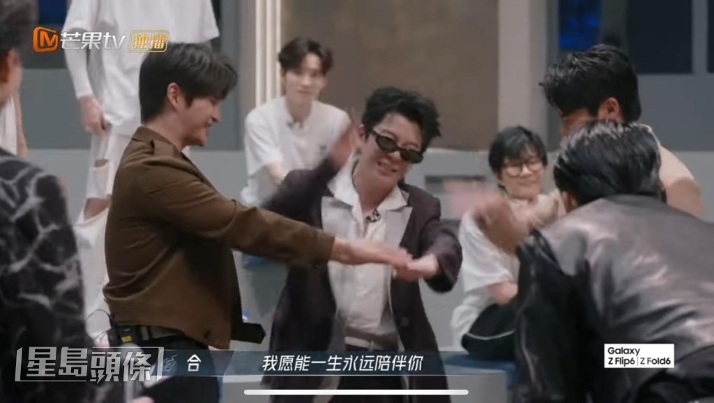 几位哥哥看到克勤时即唱起他的经典歌曲《红日》。