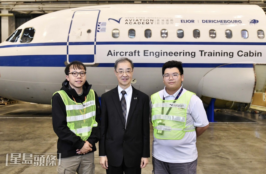 香港航空学院开办机舱总装课程。左起杨伟聪、曾煜本及何峻玮。 香港航空学院开办机舱总装课程。左起杨伟聪、曾煜本及何峻玮。