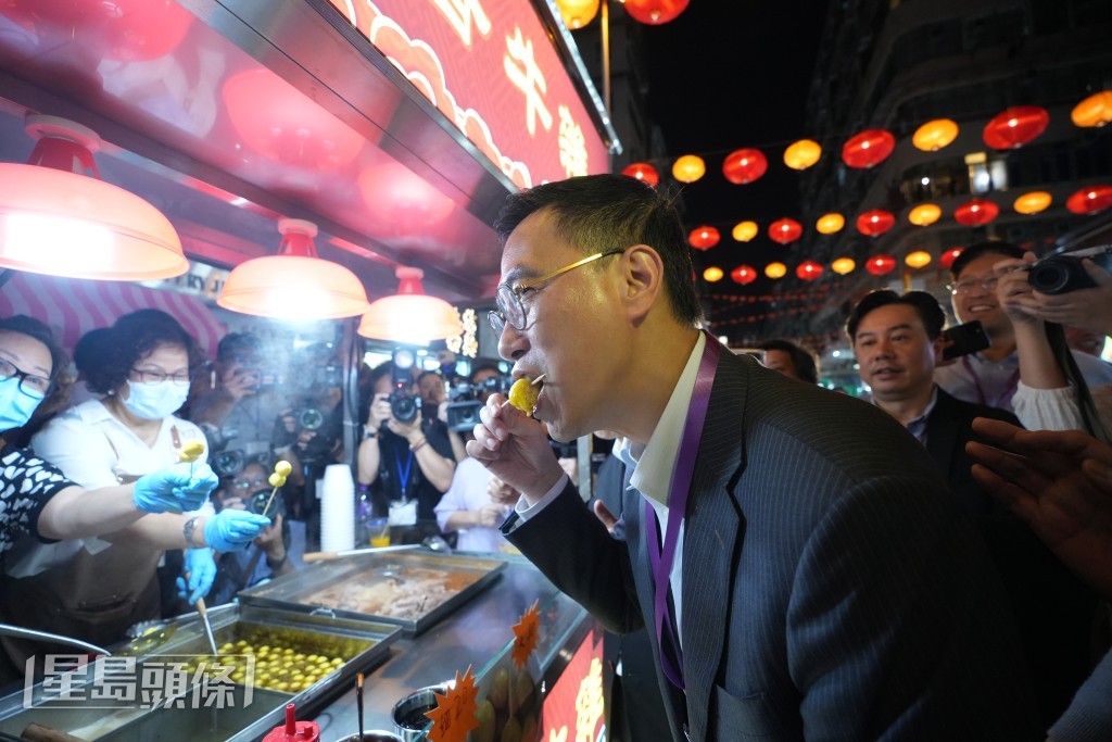 文化體育及旅遊局局長楊潤雄到場,試食香港地道美食。劉駿軒攝 文化體育及旅遊局局長楊潤雄到場,試食香港地道美食。劉駿軒攝
