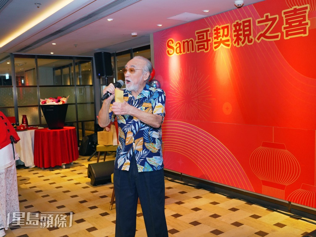 盧海鵬唱歌助慶。