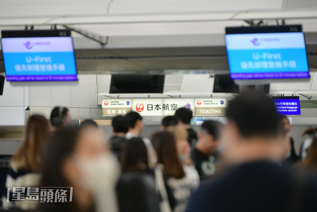 受羽田機場事故影響，香港快運部分航機延誤。歐樂年攝