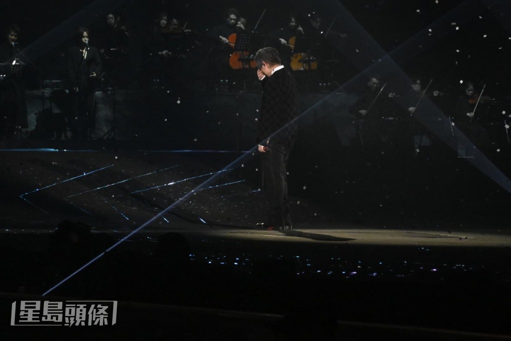 唱《流浪星球》,他又再忍不往落淚。 唱《流浪星球》,他又再忍不往落淚。