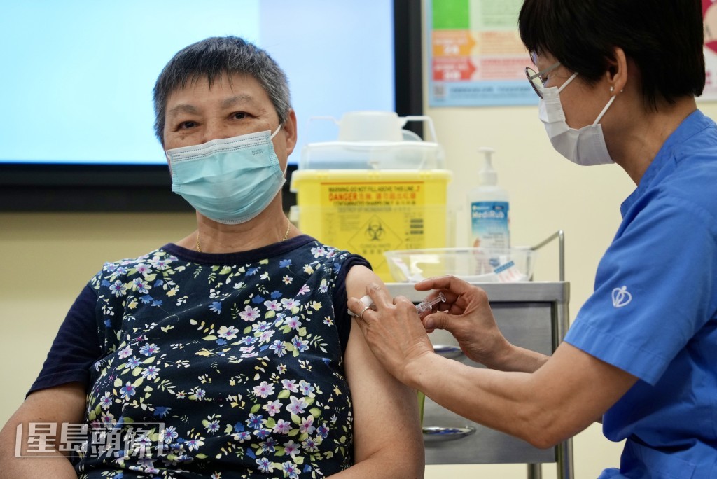 衞生署指流感疫苗可與新冠疫苗分別接種。資料圖片