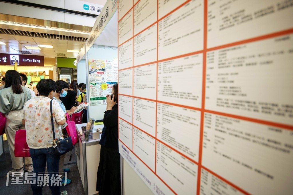 招聘会吸引不少中年人士参观并找寻机会。欧乐年摄