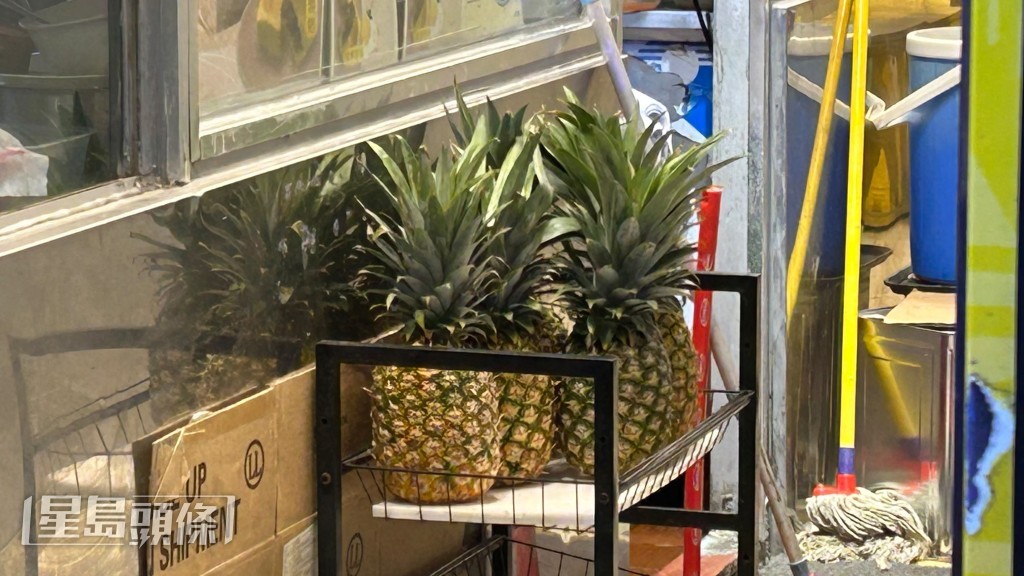 二人爭執打翻菠蘿架,引起其他食客誤會。蔡楚輝攝 二人爭執打翻菠蘿架,引起其他食客誤會。蔡楚輝攝