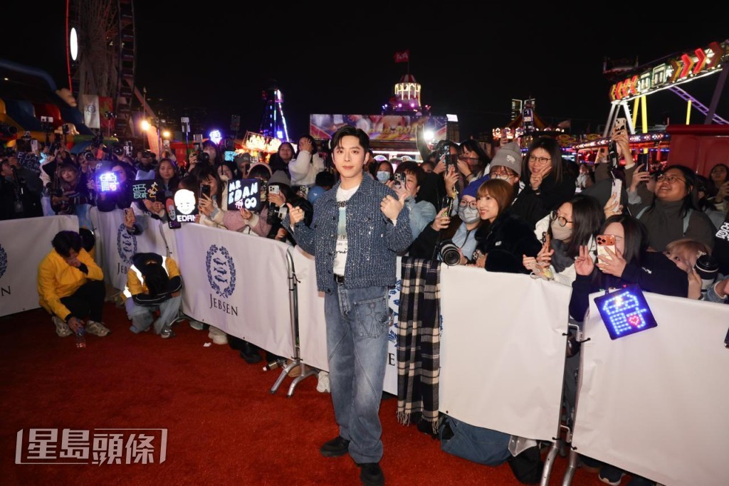 Edan開心表示這個聖誕有假放，與幾位台灣健身組成員開枱打麻雀。