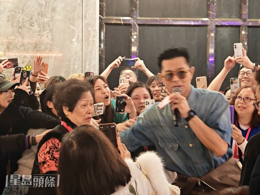 親手跟每個人握手。 親手跟每個人握手。