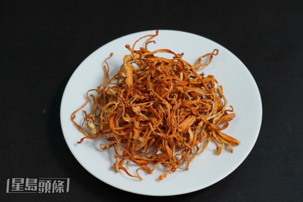 虫草花可补肺肾及益虚损。 虫草花可补肺肾及益虚损。