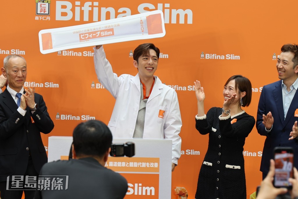 Edan化身成「化學博士」出席任代言產品活動。 Edan化身成「化學博士」出席任代言產品活動。