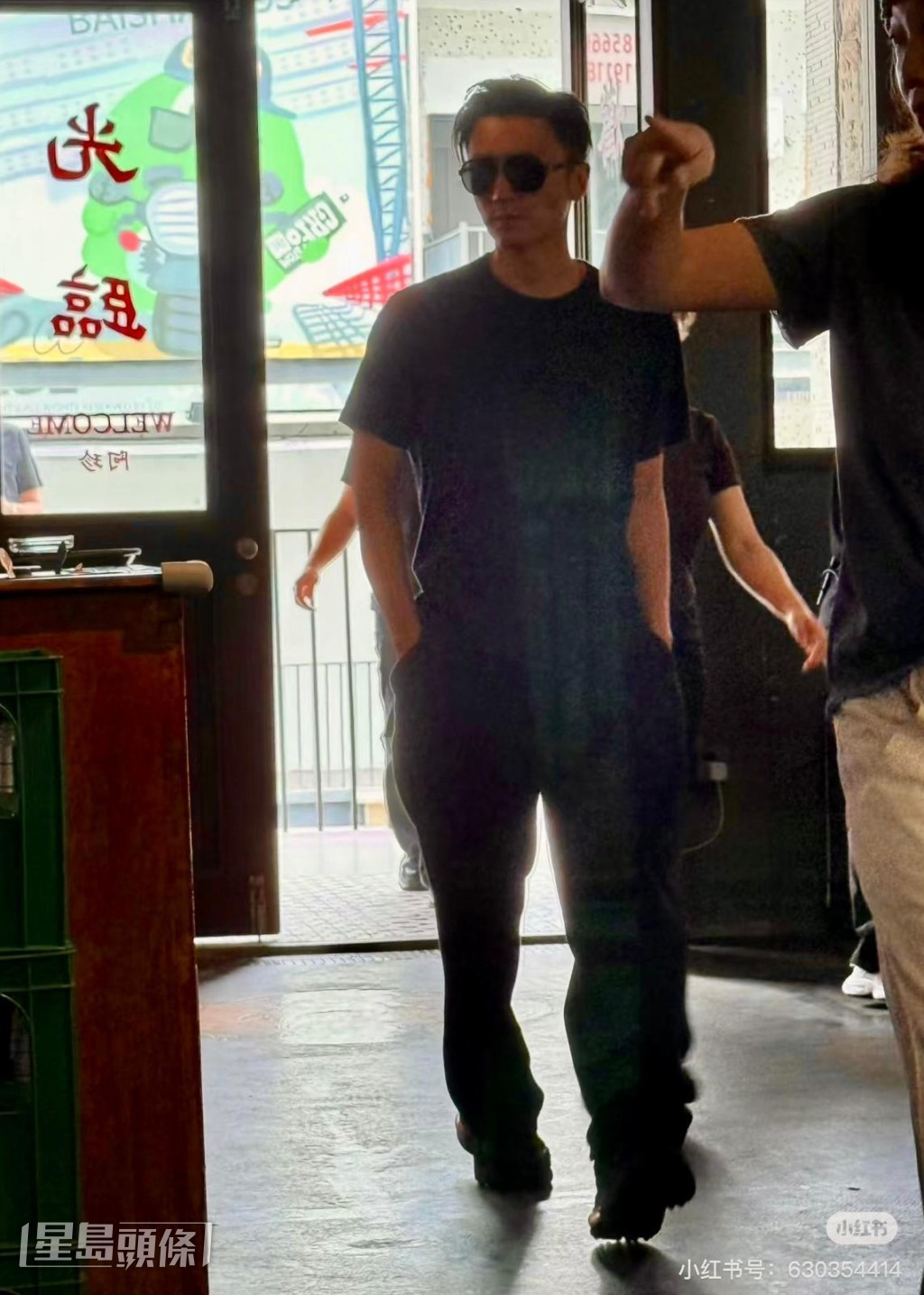 霆鋒以一身黑衫打扮現身一間西式餐廳。 霆鋒以一身黑衫打扮現身一間西式餐廳。