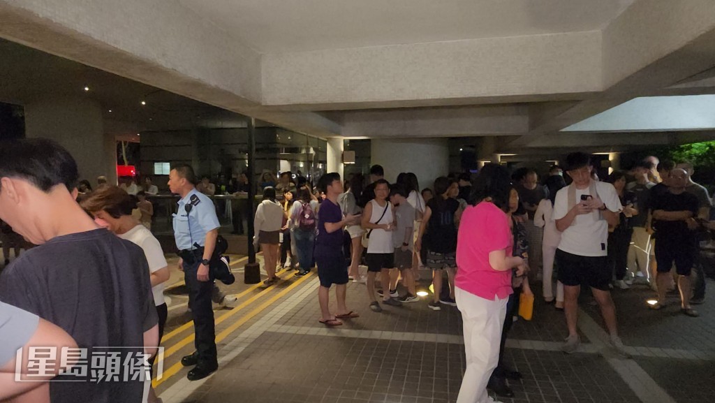 火警期間,大廈內約150名住客被驚醒,自行疏散至地面暫避。黎志偉攝 火警期間,大廈內約150名住客被驚醒,自行疏散至地面暫避。黎志偉攝