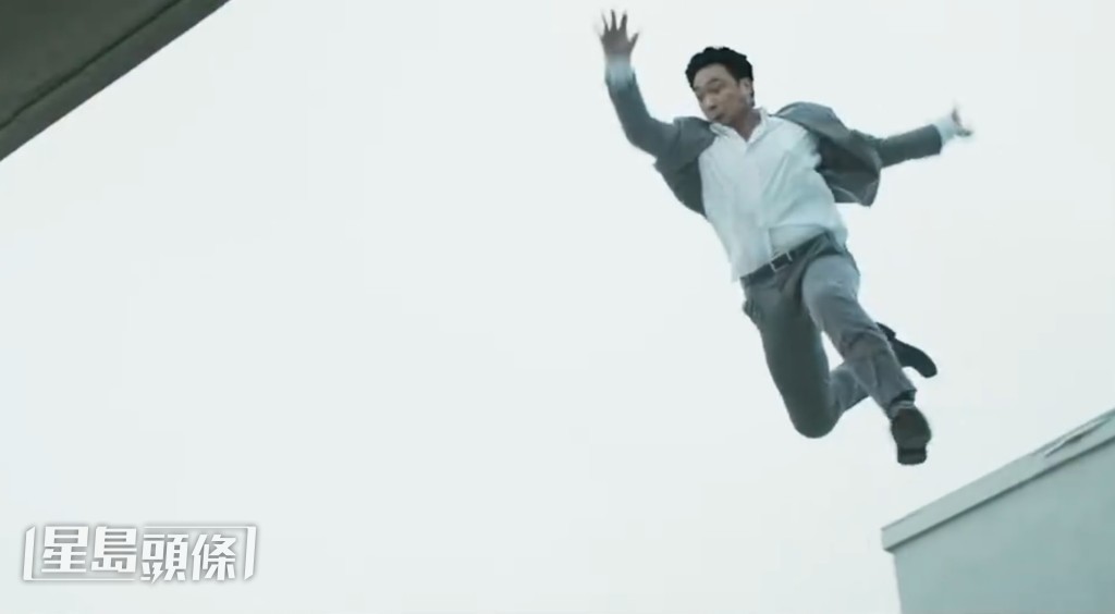 鎮宇演出天台追逐跳到隔籬樓的驚險場面，仍遊刃有餘。
