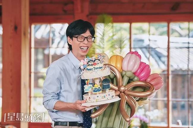 劉在鍚為另一節目《劉QUIZ ON THE BLOCK》開工時,獲製作組送上蛋糕祝賀。 劉在鍚為另一節目《劉QUIZ ON THE BLOCK》開工時,獲製作組送上蛋糕祝賀。