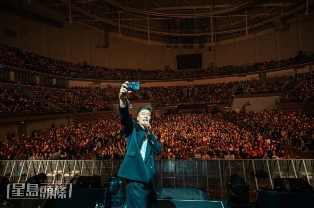 柏豪感恩一班歌迷多年的支持。 柏豪感恩一班歌迷多年的支持。