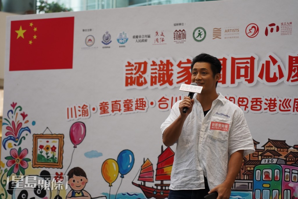 翟威廉則結合警方的防罪防騙宣傳與現場街坊進行問答互動，氣氛熱烈。