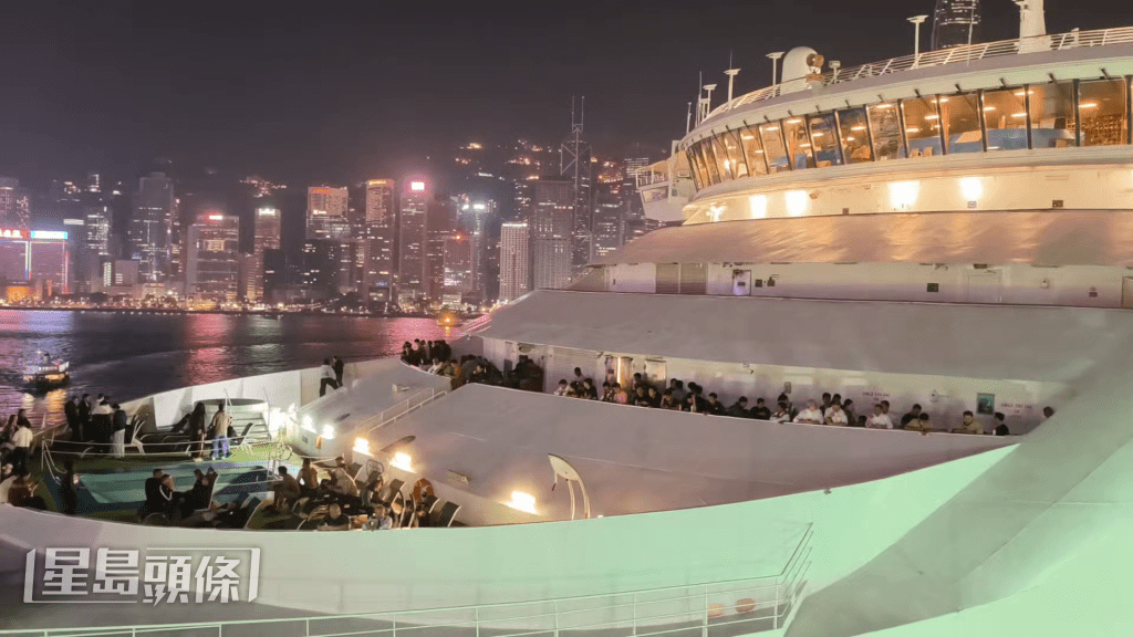 2月13日晚上10时许，邮轮恢复灯光。