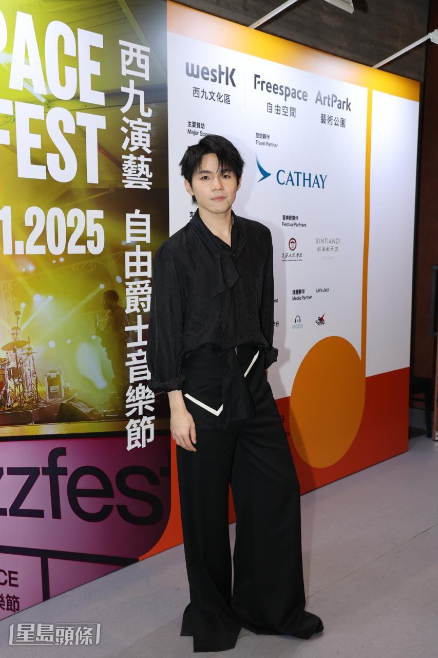 問他可覺得公司俹簁？他笑說：「顧好自己跳舞不俹簁先。」