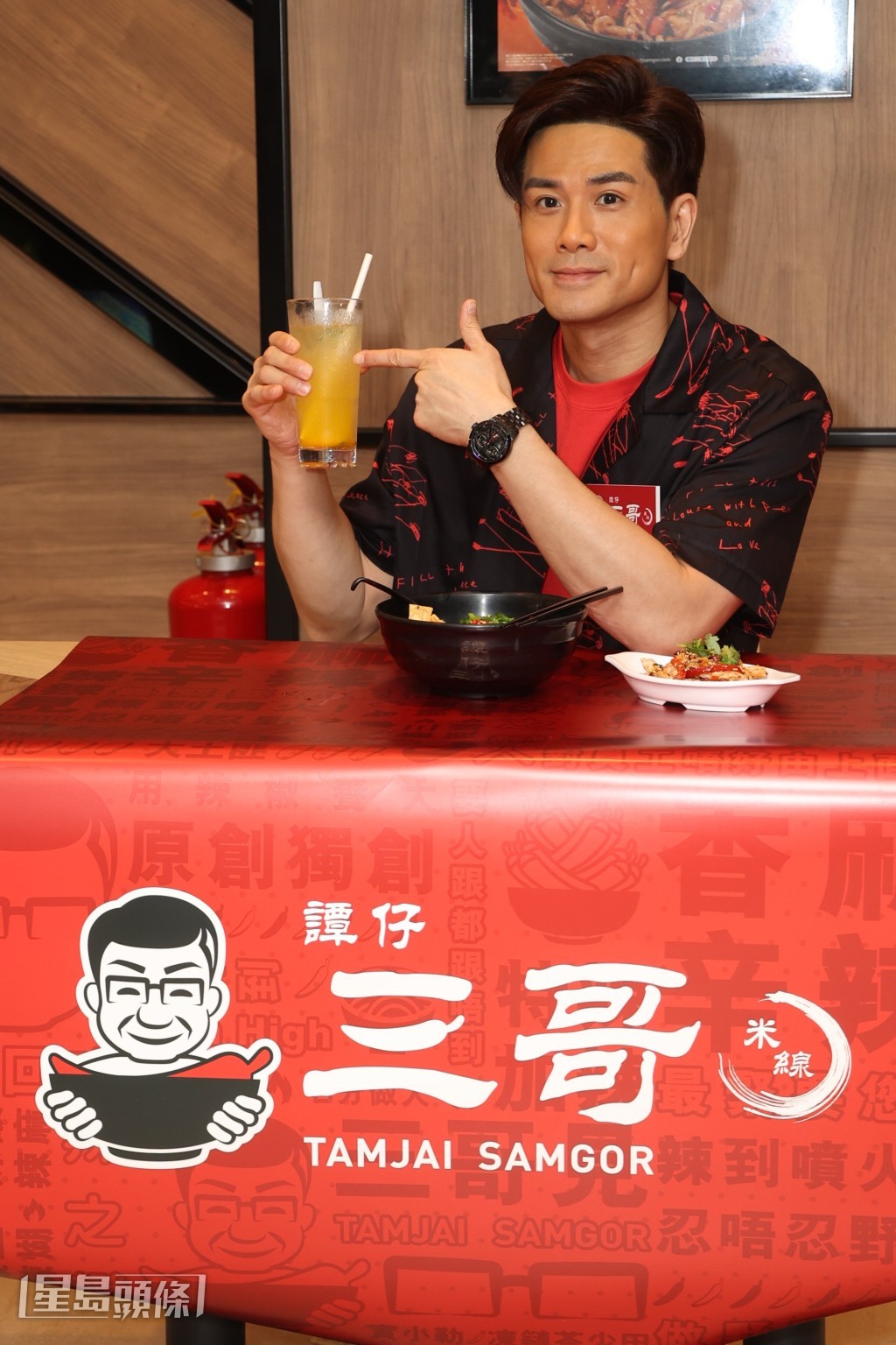 伍允龍除愛吃三酸撈薯粉外,還大讚寒冰橙梳打。 伍允龍除愛吃三酸撈薯粉外,還大讚寒冰橙梳打。