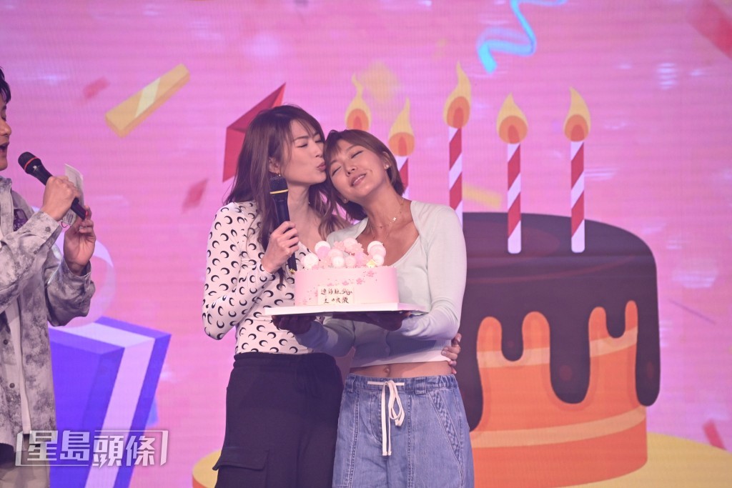 梁諾妍捧着生日蛋糕進場送上驚喜。