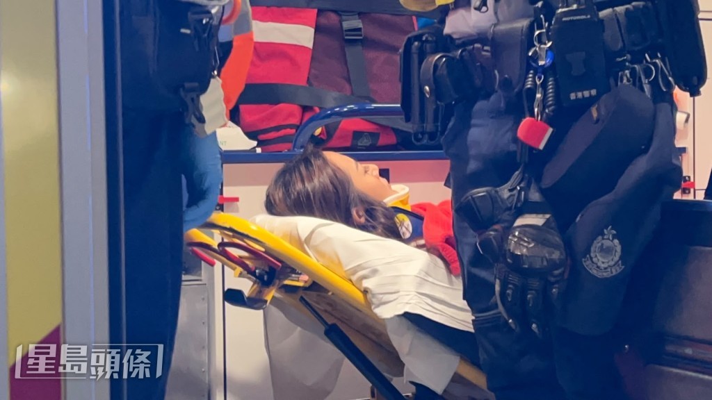 其中一名女乘客受輕傷,登上救護車接受治理。蔡楚輝攝 其中一名女乘客受輕傷,登上救護車接受治理。蔡楚輝攝